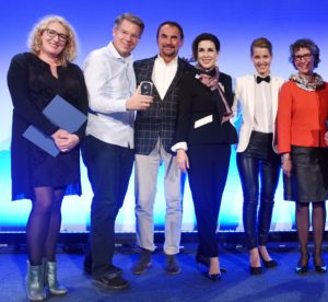 Auszeichnung mit dem Ernst-Schneider-Preis 2015: Die Redakteurinnen der „Höhle der Löwen“ mit den Investoren und der Laudatorin Susanne Biedenkopf-Kürten, ZDF (rechts).
