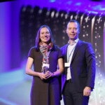 Preisträgerin Petra Sorge und Laudator Sven Afhüppe, Chefredakteur des Handelsblatt